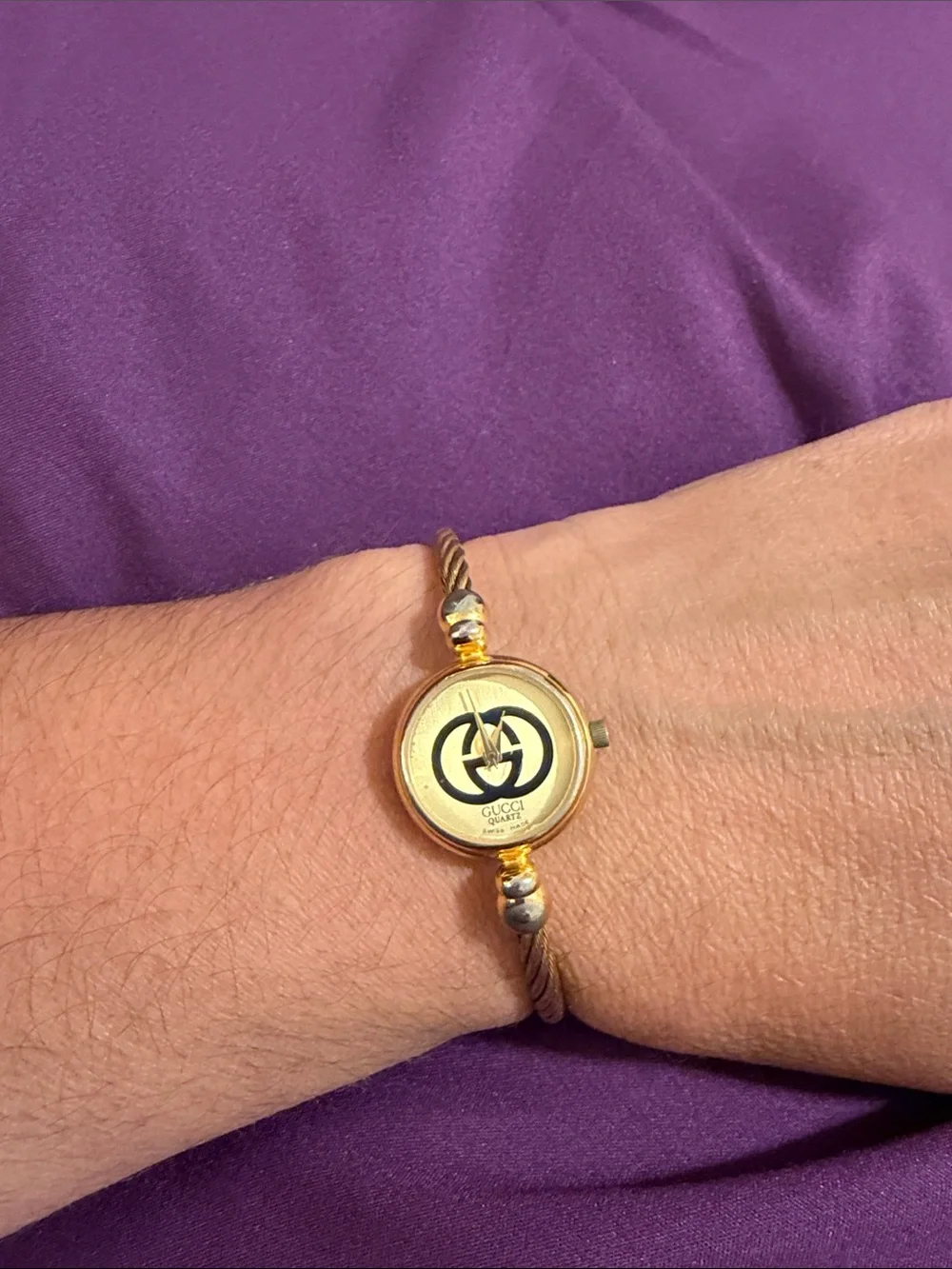 Gucci Gold-Tone Round Logo Bracelet Watch Black Double G 2047 L- New battery